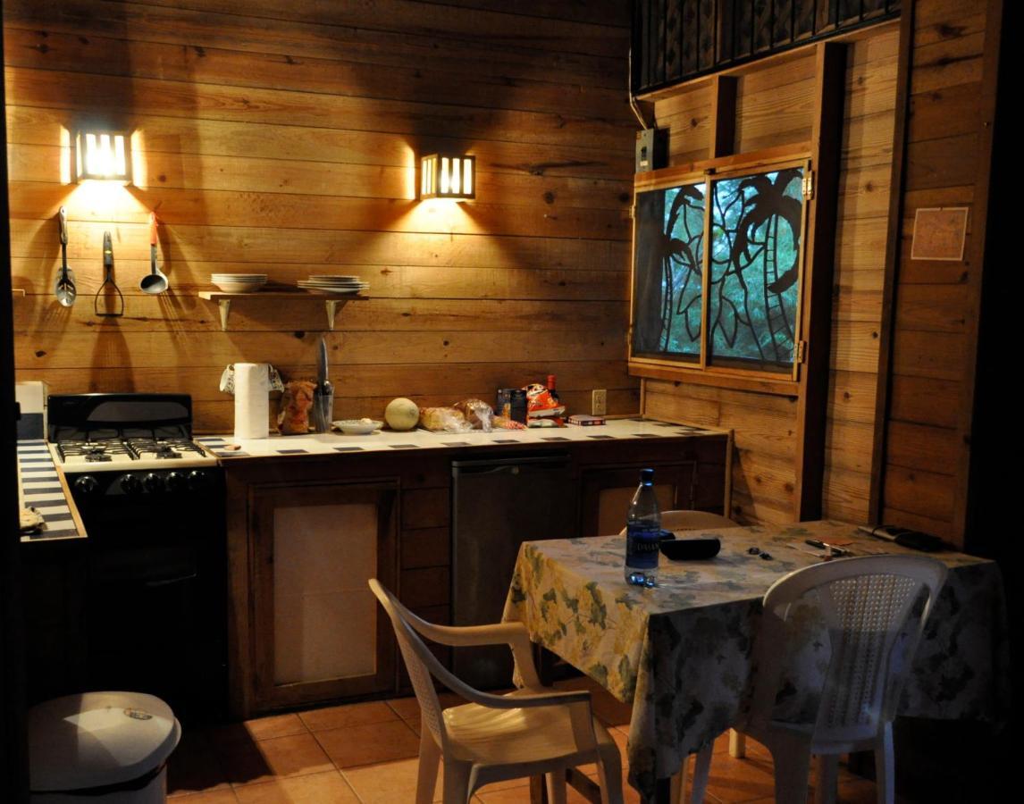 Roatan Bed & Breakfast Apartments West End Oda fotoğraf